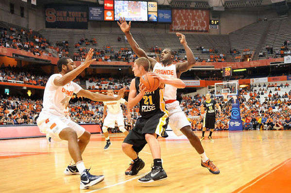 刘璇陪5岁女儿练体操，手持长棍严厉还疲惫，住300平豪宅又大又乱